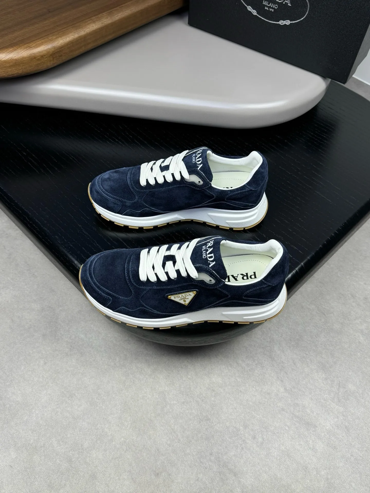 Batch 420, Prad* Prada's new men's thick-soled leather sports and casual shoes are made of imported high-value suede cowhide, combining elegant style and innovative design. The outer side is decorated with an enameled metal triangle logo, and the 4.5cm concave and convex rubber thick sole is full of modern style. The Prada letter logo is decorated on the heel and tongue, all of which illustrate the brand style. , soft, light, comfortable and durable on the feet! 38-44